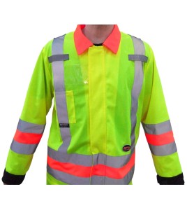 High-visibility coat for roadwork flaggers, compliant with new Transports Québec regulation. Size large (L).