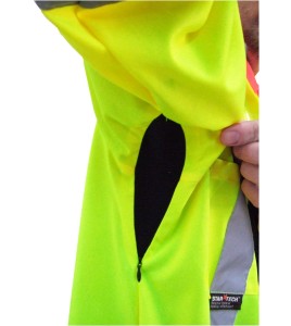 High-visibility coat for roadwork flaggers, compliant with new Transports Québec regulation. Size large (L).