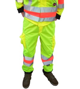 High-visibility pants for roadwork flaggers, compliant with new Transports Québec regulation. Size large (L).