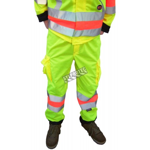 High-visibility pants for roadwork flaggers, compliant with new Transports Québec regulation. Size large (L).