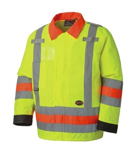 Manteau haute visibilité imperméable pour signaleur, conforme à la nouvelle norme de Transports Québec.