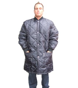 Long quilted refrigerator coat with 2 pockets and snap buttons.