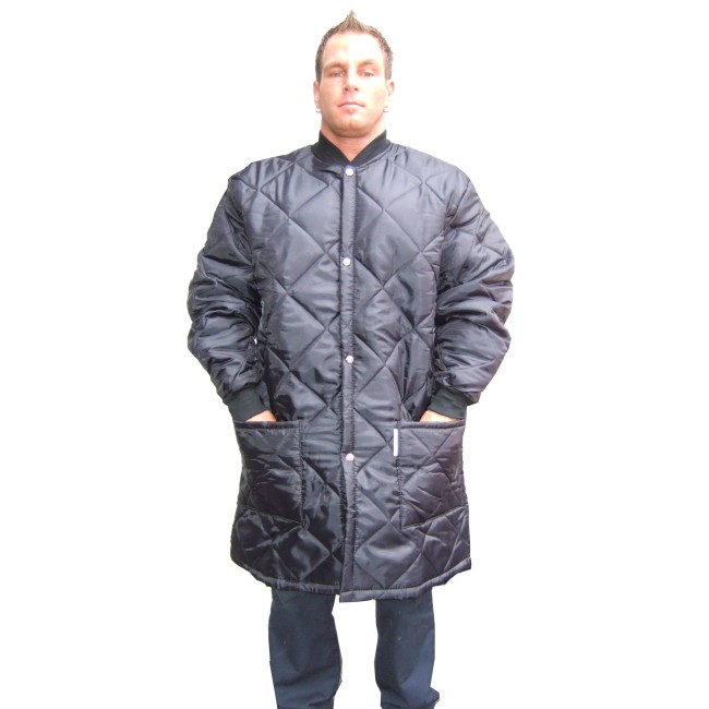 Long quilted refrigerator coat with 2 pockets and snap buttons.