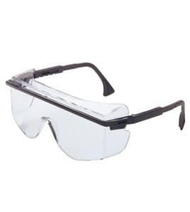 Lunette de sécurité Astro OTG 3001 pour protection oculaire par Uvex. Lentille transparente & revêtement antibuée Uvextreme.