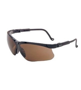 Lunette de sécurité Genesis pour protection oculaire par Uvex. Lentille antibuée couleur espresso pour activité quotidienne.