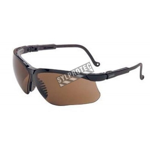 Lunette de sécurité Genesis pour protection oculaire par Uvex. Lentille antibuée couleur espresso pour activité quotidienne.