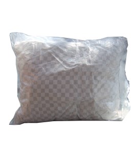 Pillow with non-allergenic polyester filling, standard size.