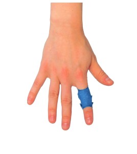 Blue fabric detectable bandages for knuckles, 3.8 x 7.5 cm (1.5 x 3 in), 50/box.