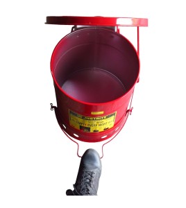 Container for oily or solvent-soaked rags, 6 gallons, with pedal, FM, UL, OSHA approuved.