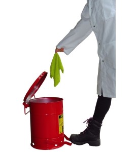 Container for oily or solvent-soaked rags, 6 gallons, with pedal, FM, UL, OSHA approuved.