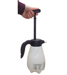 Petit pulvérisateur à pompe manuelle Aurora, en PEHD avec buse à débit ajustable. Capacité 1,42 L (48 oz).