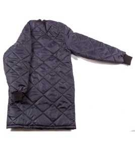 Long quilted refrigerator coat with 2 pockets and snap buttons.