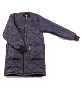 Long quilted refrigerator coat with 2 pockets and snap buttons.