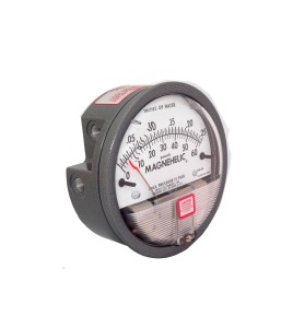 Magnehelic S2000 pressure gauge with scale from 0 to 0.25 inches of water (0 to 60 Pa), to indicate differential pressure