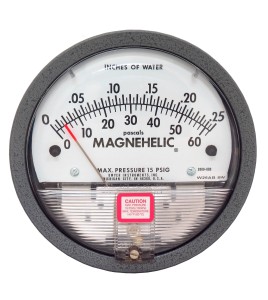 Magnehelic S2000 pressure gauge with scale from 0 to 0.25 inches of water (0 to 60 Pa), to indicate differential pressure