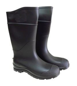 Bottes imperméables faites de PVC noir, la  tige (hauteur) de la botte est de 16 po (41 cm).