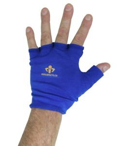 Gants anti-impact d’Impacto sans doigts, utilisé comme doublure.