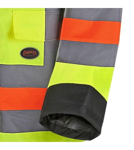 Winter High-visibility coat for roadwork flaggers, compliant with new Transports Québec regulation. 