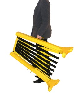 Barrière de sécurité extensible, 11 1/2 pieds (3,5 m), en polypropylène jaune et noir.